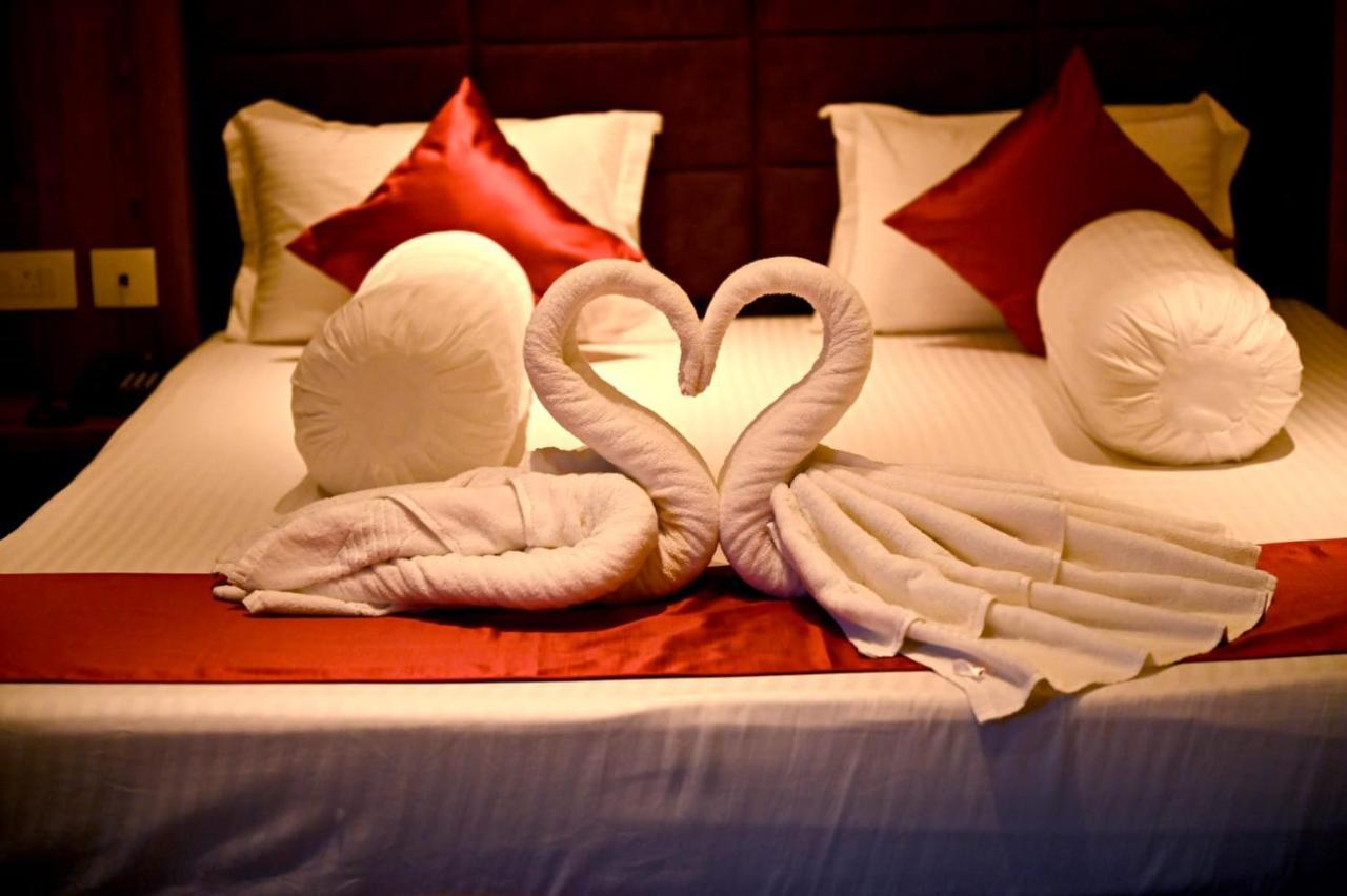 Blue Waves Hotel Tajpur Exterior foto